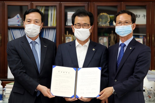 ▲ 충북도와 음성군은 26일 이시종 도지사 집무실에서 ㈜동원홈푸드와 320억 원 규모의 투자협약을 체결했다. 신영수 대표(왼쪽), 이시종 도지사, 조병옥 음성군수.ⓒ충북도