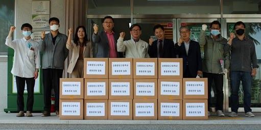 ▲ 강원 강릉중앙고등학교 총동문회(회장 심형석)가 26일 모교에 ‘코로나19’ 예방 소독용품인 손소독제 400개를 전달하고 포즈를 취하고 있다.ⓒ강릉중앙고