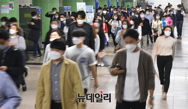 ▲ 마스크를 착용하고 출근길에 나선 시민들의 모습이다. ⓒ권창회