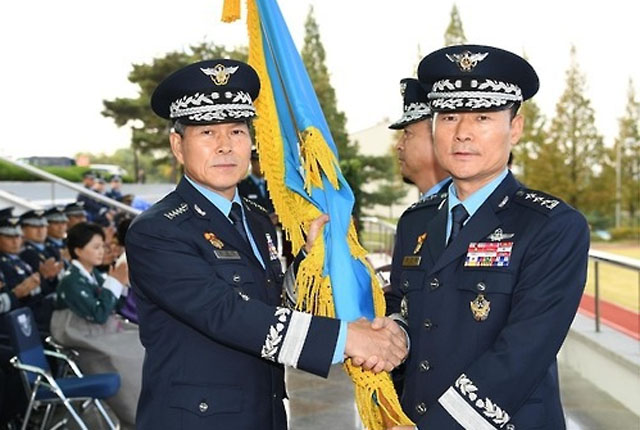 ▲ 2016년 10월 정경두 당시 공군참모총장으로부터 부대 지휘기를 넘겨 받는 원인철 당시 공군작전사령관. 지금은 각각 국방장관과 공군참모총장이다. ⓒ연합뉴스. 무단전재 및 재배포 금지.
