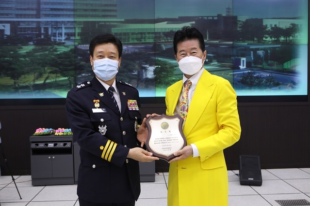 ▲ 노승일 충북경철청장이 26일 교통정보센터에서 가수 태진아씨에게 홍보대사 위촉패를 전달하고 있다.ⓒ충북경찰청