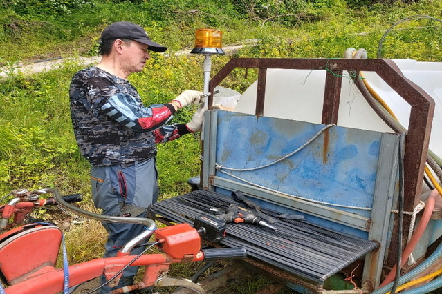 ▲ 예천군은 농기계로 인한 안전사고를 사전 예방하고 농업인의 귀중한 생명과 재산을 보호하기 위해 경운기 또는 트랙터를 보유하고 있는 200농가에 저속차량표시등을 무료 설치한다.ⓒ예천군