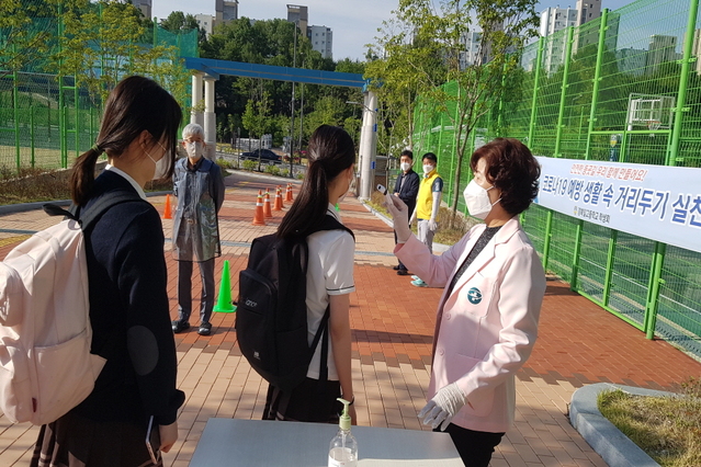 ▲ 예천군(군수 김학동)은 지난 26일 고등학교 2학년 및 6월 3일 고등학교 1학년 학생들의 순차적 등교 개학 일정에 맞춰 이동선별진료소 운영에 들어갔다.ⓒ예천군