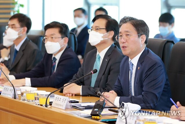 ▲ 성윤모 장관은 건설기계산업의 수출지원을 위한 규제해소를 약속했다. <사진은 19일 열린 4차 포스트 코로나 산업전략대화> ⓒ연합뉴스 제공