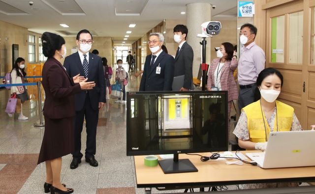 ▲ 박상돈 천안시장이 27일 천안불무초등학교를 방문해 시설을 둘러보며 방역체계를 점검하고 있다.ⓒ천안시