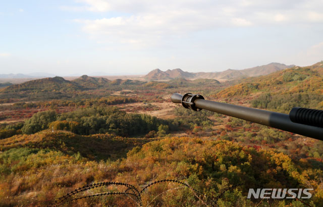 ▲ 강원도 철원 6사단 전방소초(GP)에서 바라본 북한. 오른쪽에 보이는 것이 KR6 기관총의 총신이다. ⓒ뉴시스. 무단전재 및 재배포 금지.