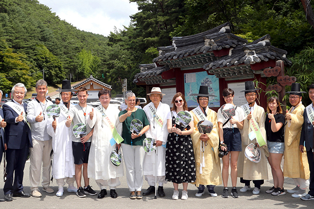 ▲ 안동시는 한국관광공사, 5개 관광거점도시와 함께 관광거점도시 육성사업 상호협력업무협약을 체결한다. 사진은 지난해 7월 도산서원세계유산 등재 축하행사에서 외국인방문객과 함께 기념촬영 장면.ⓒ안동시
