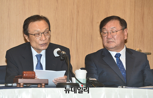 ▲ 이해찬 더불어민주당 대표(왼쪽)와 김태년 원내대표가  27일 서울 서초구 THE-K 호텔에서 열린 최고위원회의에 참석했다. ⓒ박성원 기자