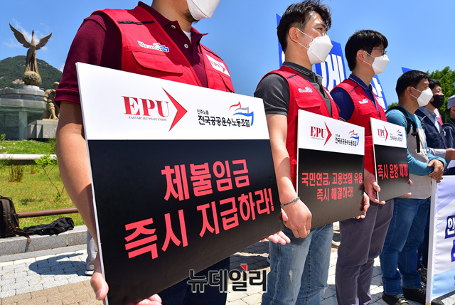 ▲ 기자회견에 참석한 이스타 노동조합 관계자들 ⓒ 정상윤 기자