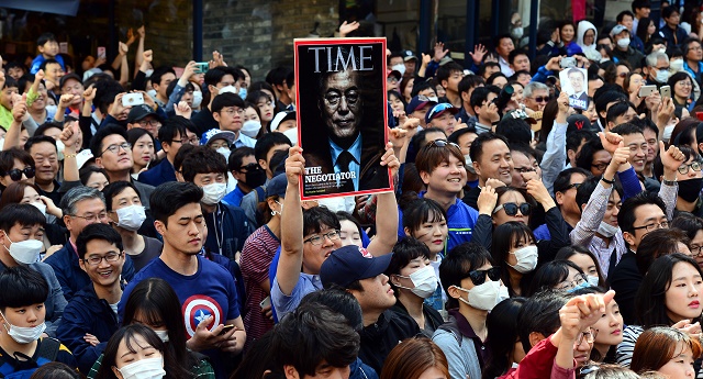 ▲ 문재인 더불어민주당 대선후보의 2017년 5월 6일 오후 인천광역시 구월동 로데오거리 광장에서 진행된 인천지역 유세에서 한 시민이 문 후보의 타임지 표지를 들고 있다. ⓒ뉴시스