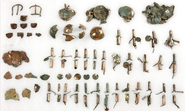 ▲ 금동 말안장(鞍橋, 안교)과 금동 말띠꾸미개(雲珠, 운주)를 비롯한 각종 말갖춤(馬具, 마구) 장식, 청동 다리미, 쇠솥, 다양한 토기류 등이 출토됐다.ⓒ경주시