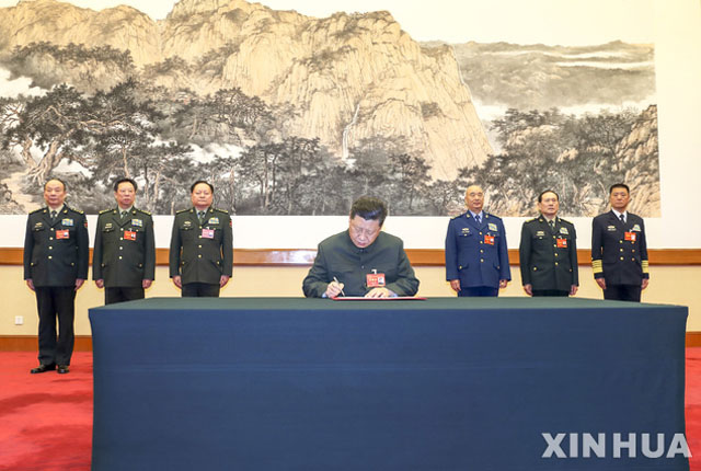 ▲ 인민해방군 수뇌부들 앞에서 명령서에 서명하는 시진핑 중국 국가주석. ⓒ뉴시스 신화. 무단전재 및 재배포 금지.