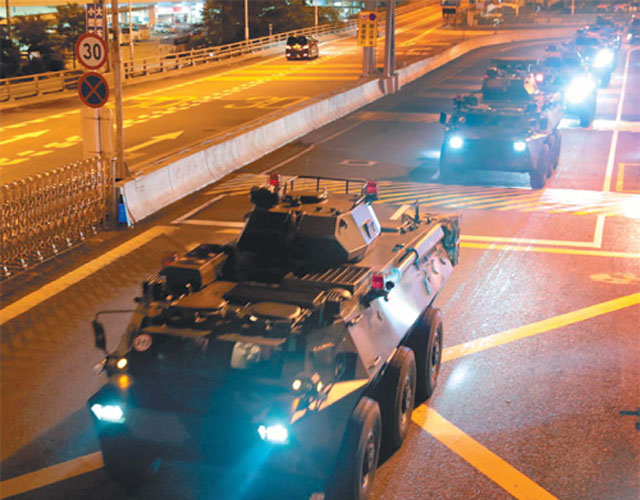 ▲ 지난해 8월 29일 새벽, 홍콩 시내에 등장한 중국 인민해방군 장갑차들. 중국은 홍콩에 특수부대를 포함, 1만여 명의 병력을 주둔시켜 놓고 있다. ⓒ뉴시스 신화. 무단전재 및 재배포 금지.