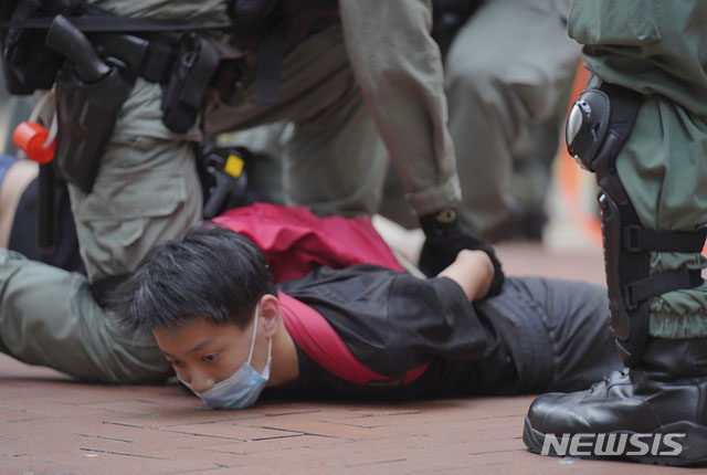 ▲ 지난 24일 국가보안법 제정 반대 시위 중에 경찰에 붙잡힌 홍콩 시민. ⓒ뉴시스 AP. 무단전재 및 재배포 금지.