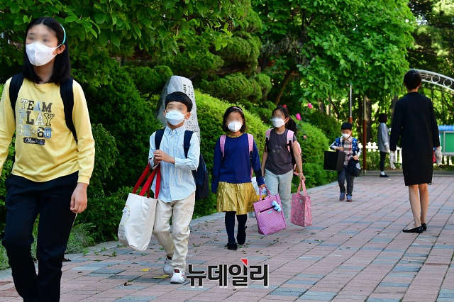 ▲ 초등학교 1·2학년 등교 개학이 시작된 27일 오전 서울 송파구 세륜초등학교에 초등학생이 사회적 거리두기를 하며 등교하고 있다. ⓒ권창회 기자