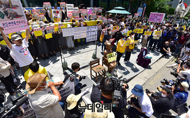 ▲ 정의기억연대(정의연)가 27일 오후 서울 종로구 주한일본대사관 앞에서 1441번째 '수요집회'를 열었다. ⓒ정상윤 기자