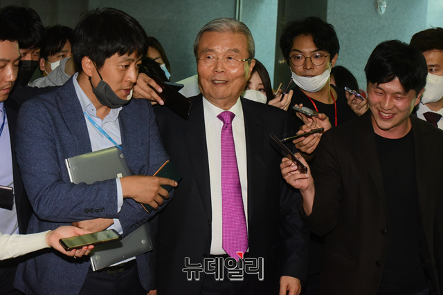 ▲ 김종인 미래통합당 비상대책위원장이 27일 오후 국회 의원회관에서 열린 미래통합당 전국조직위원장회의에 참석하기 위해 입장하고 있다.ⓒ이종현 기자