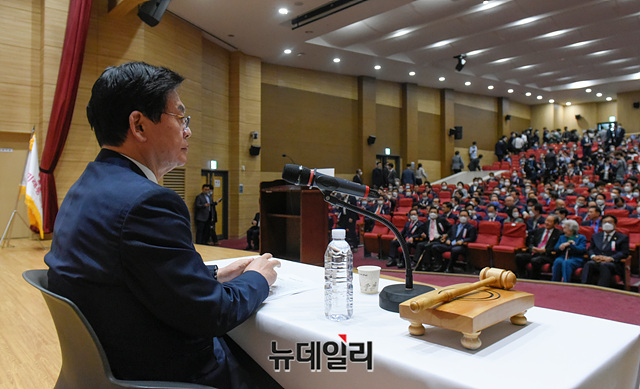 ▲ 정우택 미래통합당 상임전국위원장이 27일 오후 국회 의원회관에서 열린 미래통합당 제2차 전국위원회에 참석해 자리하고 있다.ⓒ박성원 기자