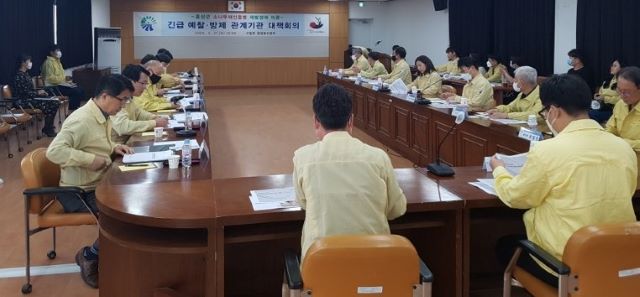 ▲ 충남도가 27일 구항면행정복지센터 회의실에서 산림청, 홍성군 관계자 등이 참석한 가운데 긴급방제대책회의를 갖고 정밀예찰 및 방제전략 수립, 역학조사 계획 등을 협의하고 있다.ⓒ충남도