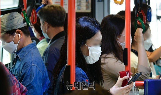 ▲ 버스에 탄 시민들이 모두 마스크를 착용한 모습이다. ⓒ권창회 기자