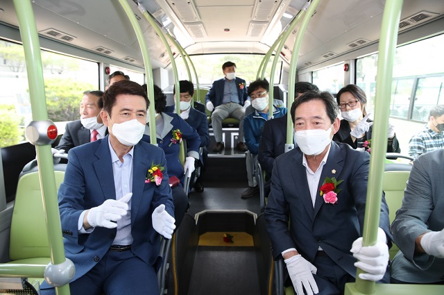 ▲ 이강덕 포항시장과 한진욱 포항시의회부의장 등은 시승구간을 시승하며 전기버스에 대한 설명과 전기버스의 쾌적성, 안락성, 안전성 등을 체험하고 다양한 의견을 나눴다.ⓒ포항시