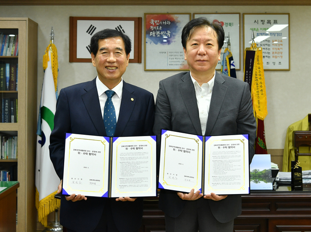 ▲ 최영조 경산시장(왼쪽)은 지난 27일 경북대학교병원(병원장 정호영)과 전문적인 재활의료 서비스 제공을 위한 경북권역 재활병원 운영에 관한 위·수탁 협약을 체결했다.ⓒ경산시