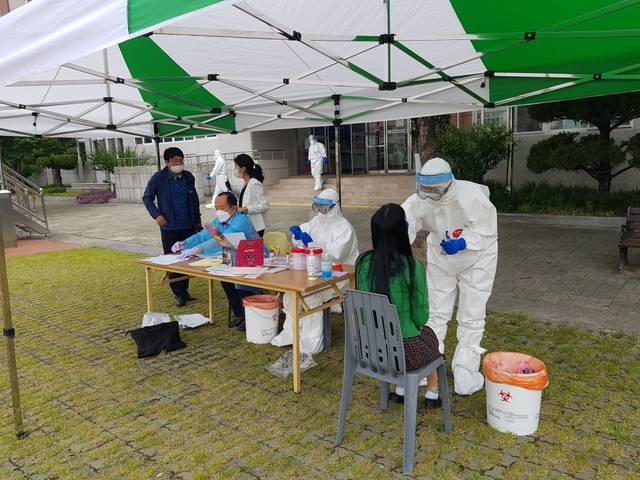 ▲ 청도군은 지난 26일 관내 5개교 고등학교 기숙사 입소 2~3학년 학생 및 교직원 715명을 대상으로 등교수업을 대비해 코로나19 진단 검사를 실시했다.ⓒ청도군