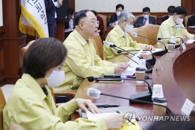 ▲ 홍남기 경제부총리 겸 기획재정부 장관이 28일 오전 정부서울청사에서 열린 제5차 비상경제 중앙대책본부 회의를 주재하며 발언하고 있다.ⓒ연합뉴스