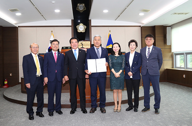 ▲ 청송군의회는 현시학 부의장이 대표발의한 농작물재해보험 개선에 관한 건의안을 채택했다.ⓒ청송군