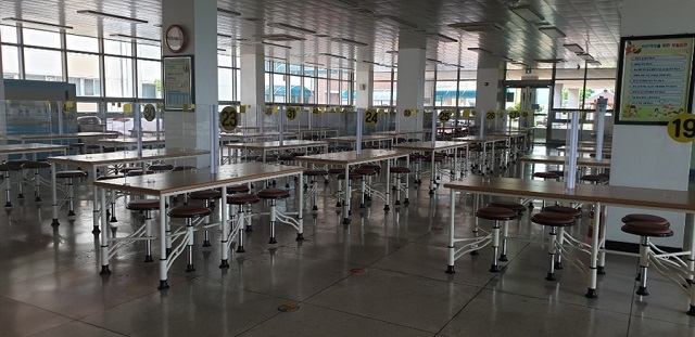 ▲ 영덕교육지원청합동·군청담당공무원·소비자식품위생감시원 등으로 구성했으며 관내 전 학교급식소 15개소, 학교납품 식재료 공급업체 2개소에 대해 지도 및 점검을 실시하고 있다.ⓒ영덕군