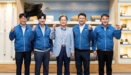 ▲ 왼쪽부터 고인종 선임연구원, 강재선 연구원, 고기원 거점센터장 및 제주개발공사 품질연구본부장, 진영준 선임연구원, 문수형 공사 수자원연구팀장ⓒ제주개발공사