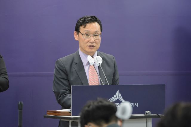 ▲ 김태오 세종시 교통과장이 28일 정례브리핑을 통해 “시는 연말까지 ‘내부순환 BRT 보조노선’ 시범운행에 착수하고, 대전시를 연결하는 광역급행버스 도입도 추진한다고 밝히고 있다.ⓒ세종시