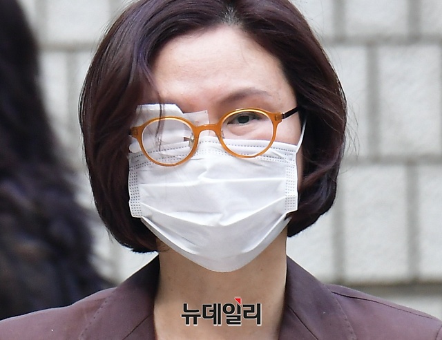 ▲ 조국 전 법무부 장관 부인 정경심 교수가 28일 오전 서울 서초구 서울중앙지법으로 출석하고 있다. ⓒ권창회 기자