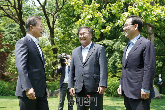 ▲ 문재인 대통령과 양당 원내대표가 28일 오후 청와대 상춘재에서 오찬 회동에 앞서 기념촬영을 하고 있다. (사진 왼쪽부터 주호영 미래통합당 원내대표, 문 대통령, 김태년 더불어민주당 원내대표, 사진=청와대) ⓒ뉴데일리 DB