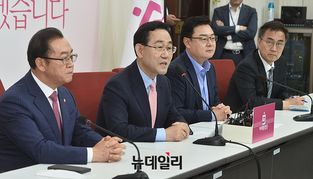 ▲ 주호영 미래통합당 원내대표가 28일 오후 국회에서 청와대 오찬 관련 기자간담회를 갖고 있다. ⓒ박성원 기자