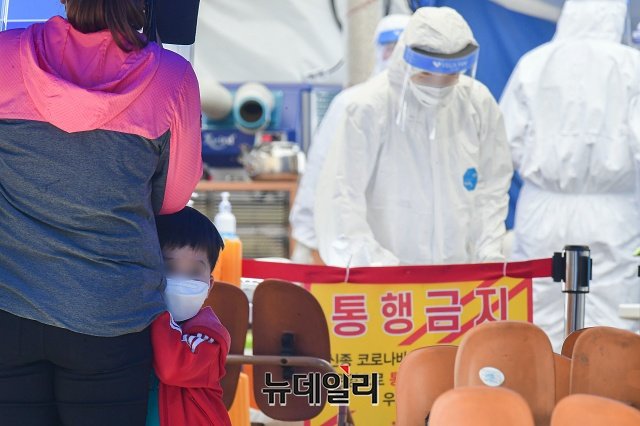 ▲ 우한코로나 감염 검사를 받기 위해 서울 강서구 보건소를 찾은 시민들의 모습이다. ⓒ권창회 기자