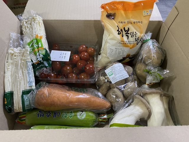 ▲ 고령군은 지역 내 초·중·고등학교 학생 가정에 친환경 농산물 꾸러미를 공급한다.ⓒ고령군