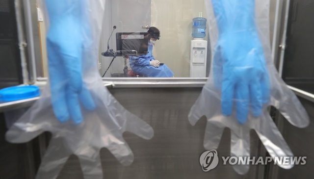 ▲ 자료사진. 1인 감염 안전진료부스. ⓒ연합뉴스