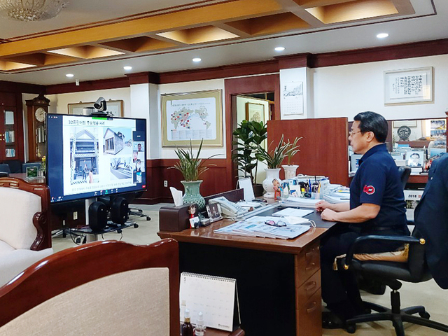 ▲ 원격강의를 참관하는 변창훈 총장.ⓒ대구한의대