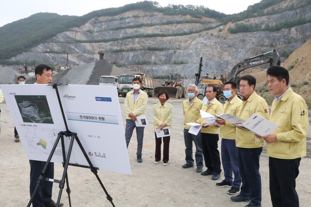 ▲ 청도군의회(의장 박기호)의원들이 이번 임시회 회기동안 민생과 직결되는 주요사업장을 찾아 민생현장을 살폈다.ⓒ청도군의회