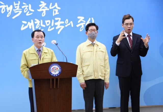 ▲ 양승조 충남도지사와 김지철 충남도교육감이 29일 도청 프레스센터에서 공동기자회견을 열어 도민들에게  ‘코로나19’ 예방수칙 준수와 생활 속 거리두기 운동에 동참해 줄 것을 호소하고 있다.ⓒ충남교육청