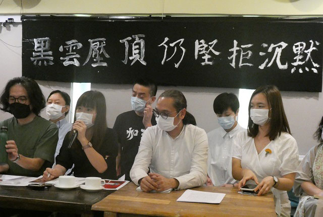 ▲ 5월 28일 예술계 인사의 중국 국가안전법 반대 기자회견에서 발언하는 클래리스 융 (楊雪盈) 완차이 (灣仔) 구의회 주석  (왼쪽에서 두번째)ⓒ허동혁