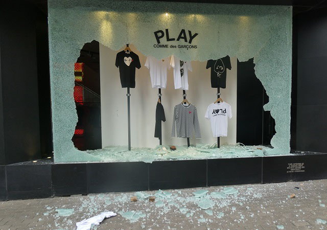 ▲ 5월 24일 시위에서 코즈웨이베이 (銅鑼灣) 소재 친중 의류점 'I.T'가 파괴된 모습. 시민들은 티셔츠에는 손대지 않았다. ⓒ허동혁