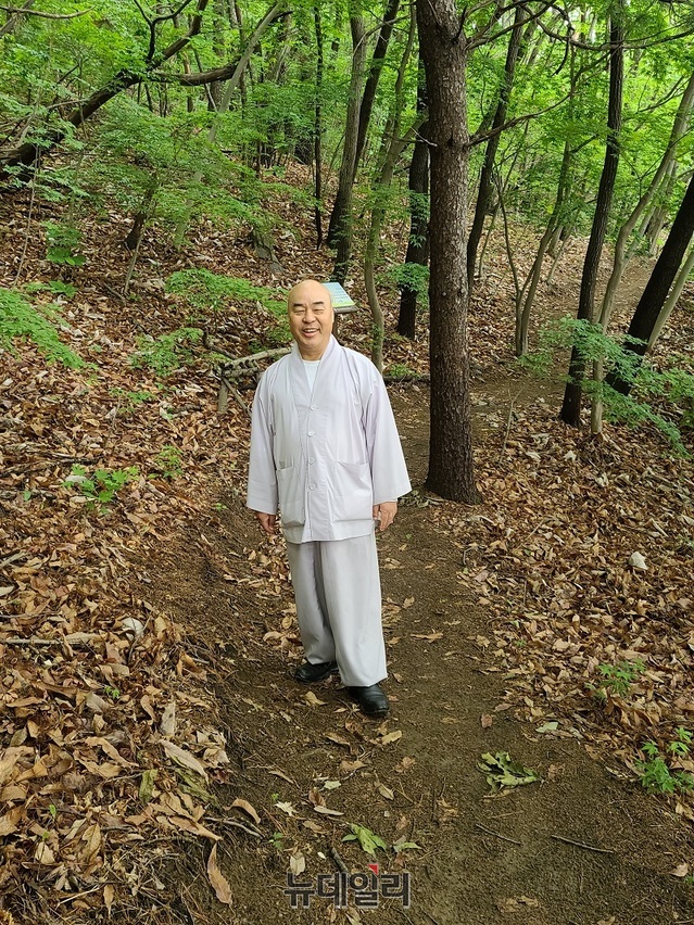 ▲ 김무원 광수사 주지가 국립공원 계룡산 자락인 사찰 뒷산에 오르고 있다.ⓒ김정원 기자