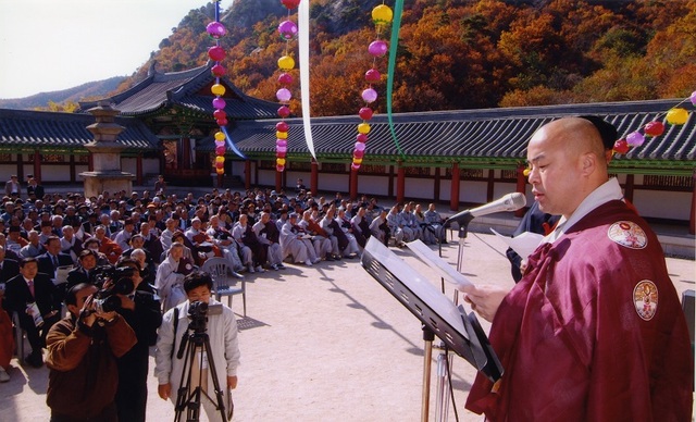 ▲ 2005년 11월 31일 통일불사 북한 개성 영통사 낙성식에서 김무원 주지가 조국통일기원 공동발원문을 낭독하고 있다.ⓒ광수사