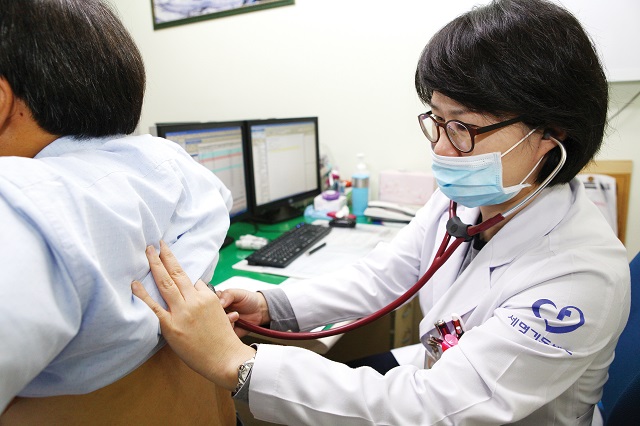 ▲ 포항세명기독병원 호흡기내과 서완다 과장이 한 남성 환자를 진료하고 있다.ⓒ세명기독병원