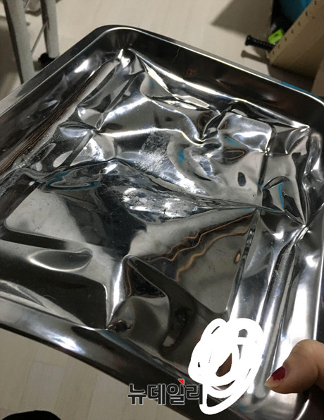 ▲ '맞방'에서 폭행에 사용된 철쟁반. ⓒ뉴데일리 DB