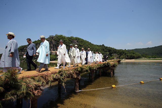 ▲ 하회마을 섶다리가 개통돼 하회마을 자연풍광 즐기며 강 건너 부용대까지 발길할 수 있다.ⓒ안동시