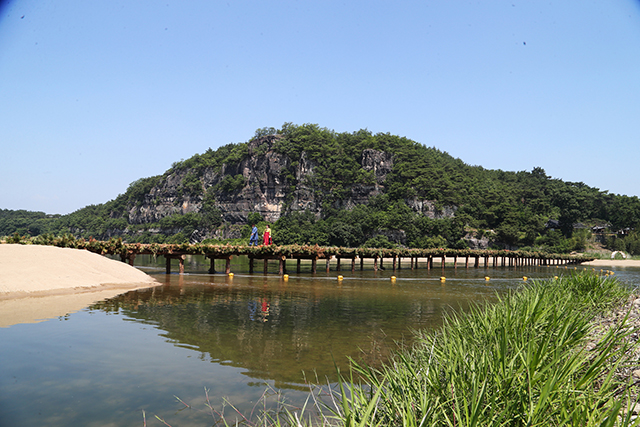▲ 안동 하회마을 섶다리가 개통됐다.ⓒ안동시