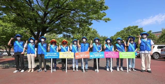 ▲ 영진전문대학교 학생들이‘코로나19 극복 캠퍼스 지킴이’로 나섰다. 사진은 이 대학교 학생들이 교문에서 캠페인을 벌이는 모습.ⓒ영진전문대